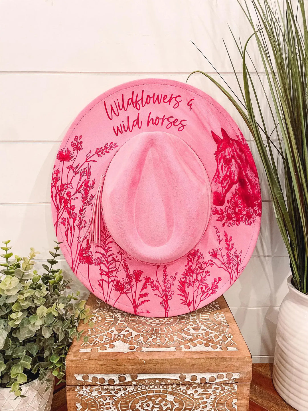 Engraved Wildflowers & Wild Horses Hat: Ivory