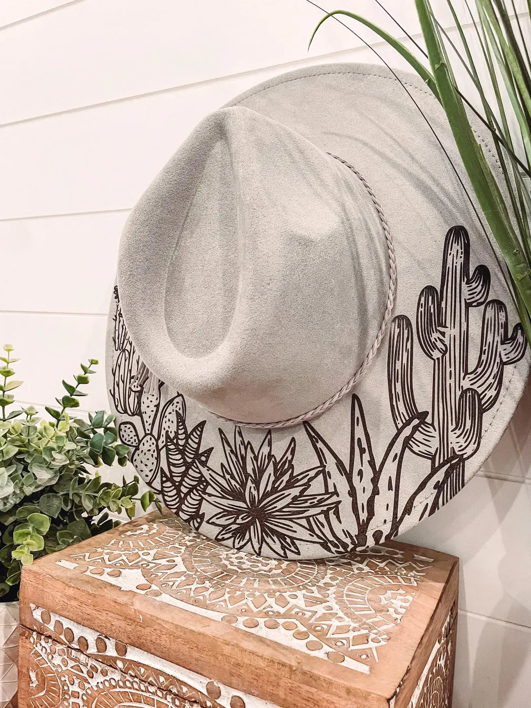 Engraved Desert Scene Hat: Ivory