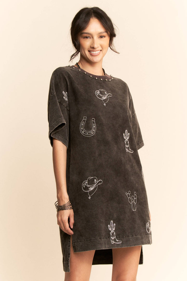 MINERAL EMBROIDERED SHORT SLEEVE TERRY DRESS: WASHED BLACK / M
