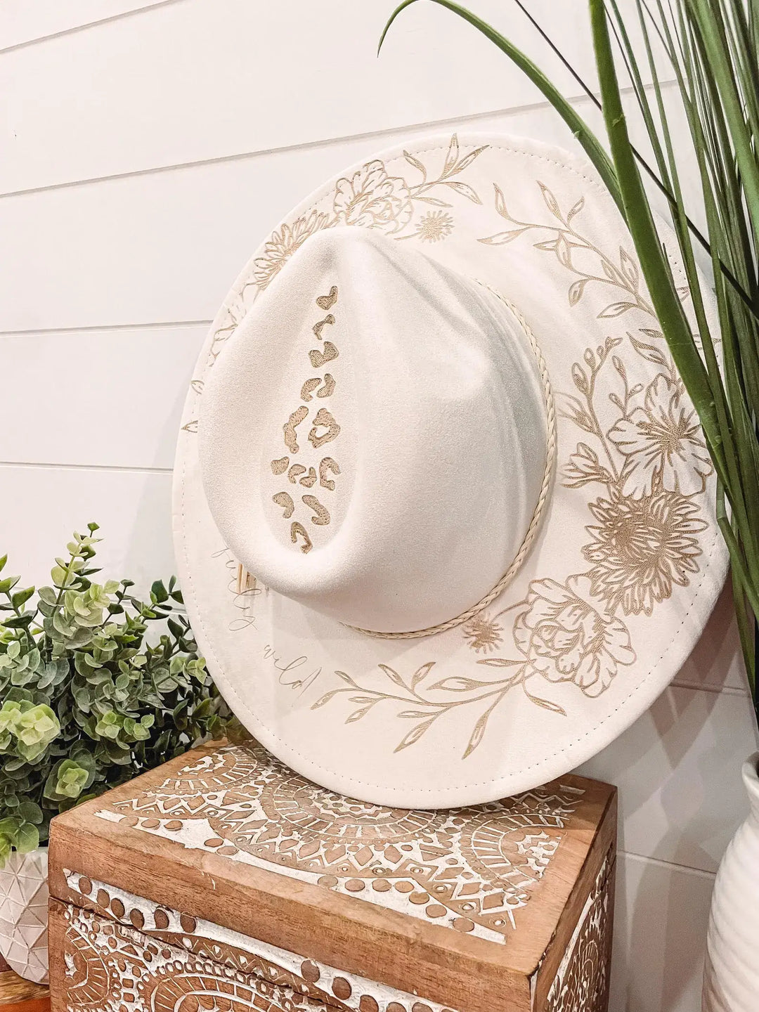 Engraved Floral Hat: Beige