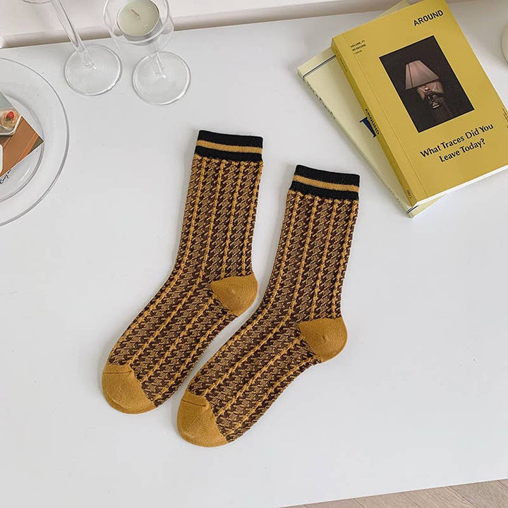 Brown retro flower breathable mid-tube women's socks: Brown