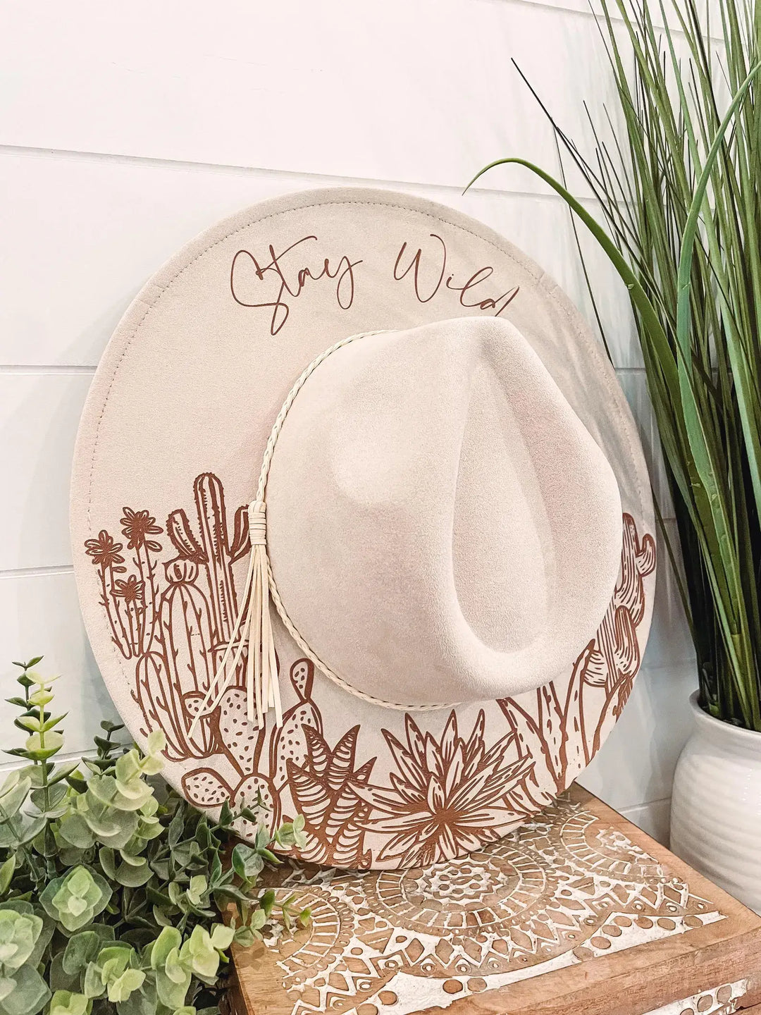 Engraved Desert Scene Hat: Ivory