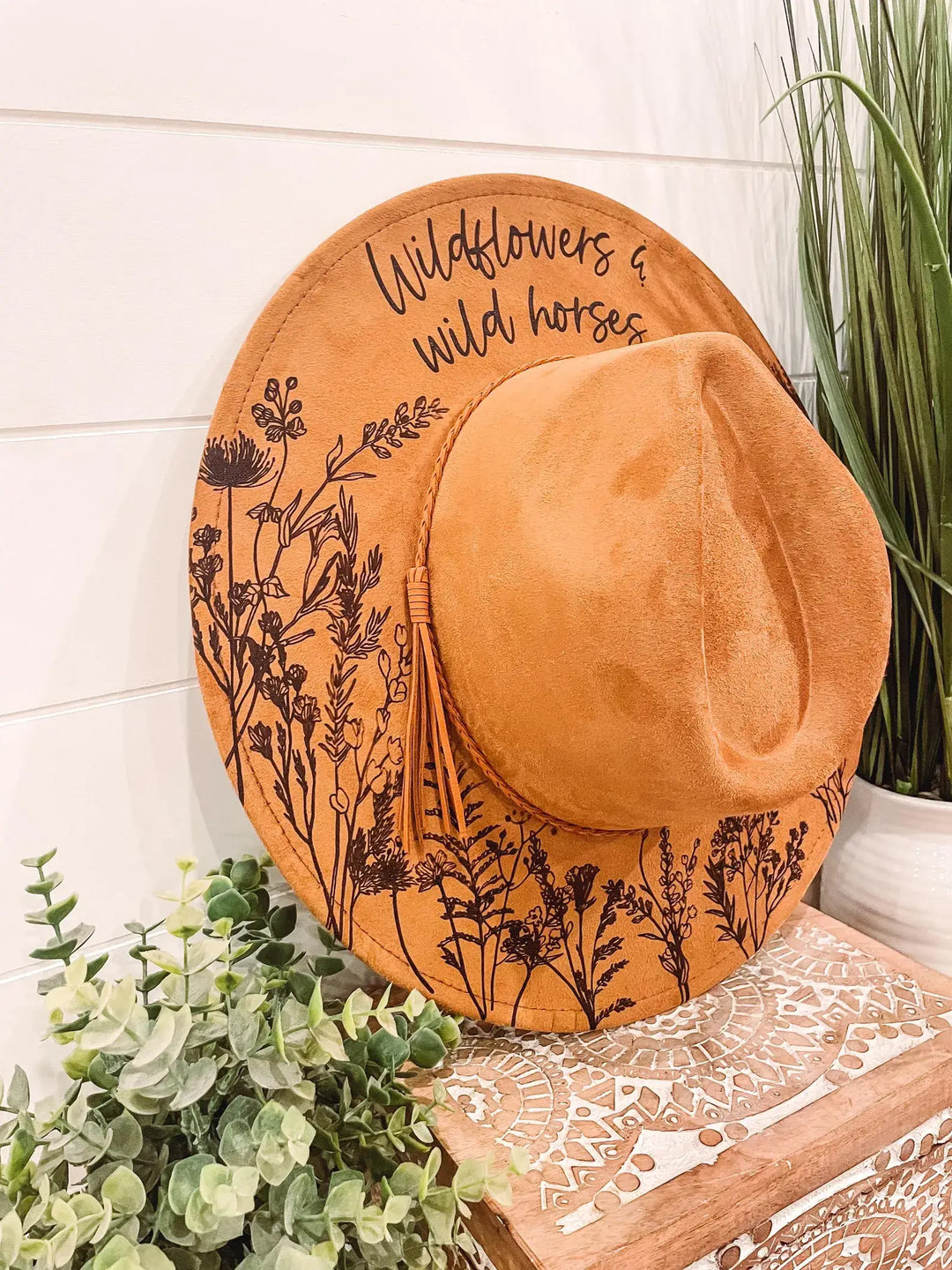 Engraved Wildflowers & Wild Horses Hat: Ivory