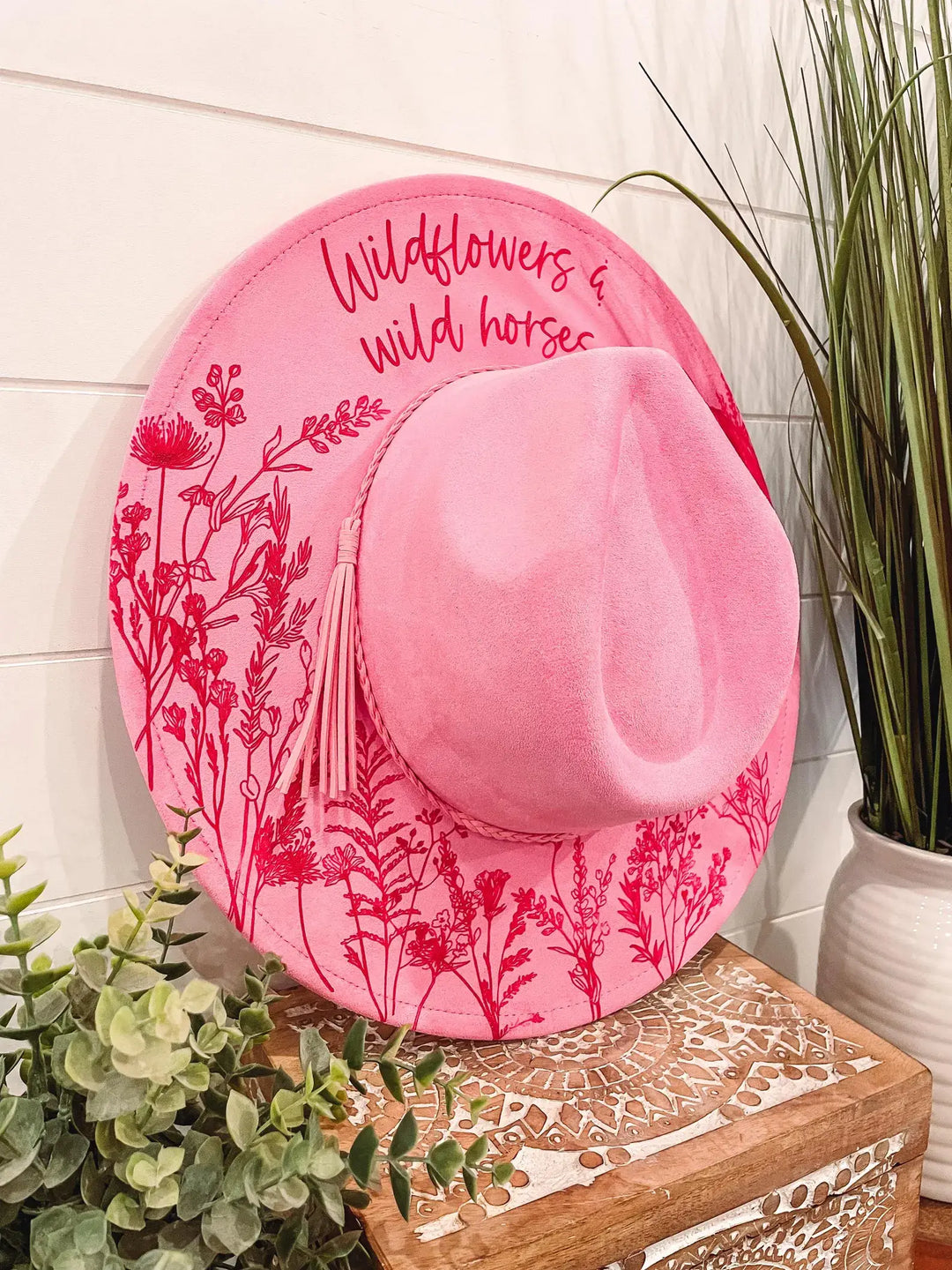 Engraved Wildflowers & Wild Horses Hat: Ivory