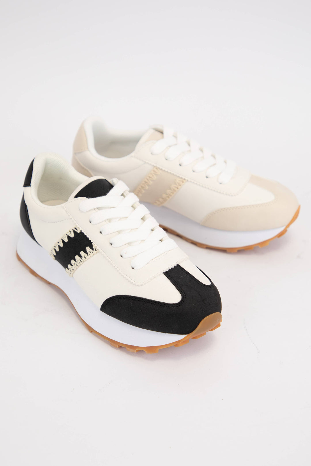 POETRY STITCHED EDGE DESIGN LIGHTWEIGHT SNEAKERS: BLACK / 9