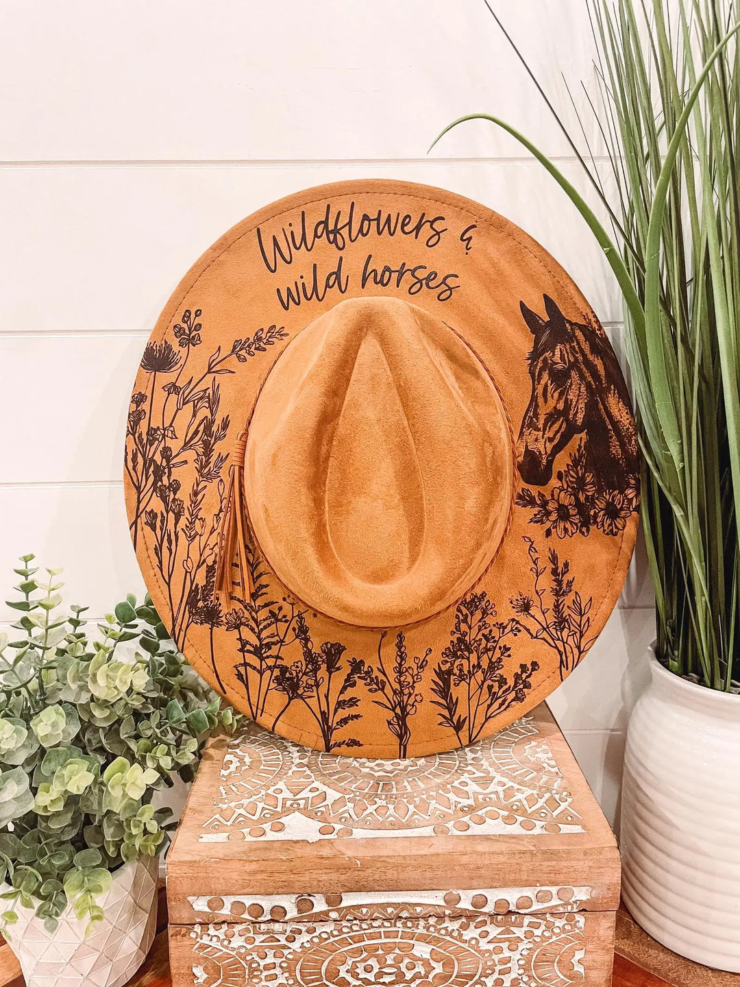 Engraved Wildflowers & Wild Horses Hat: Ivory