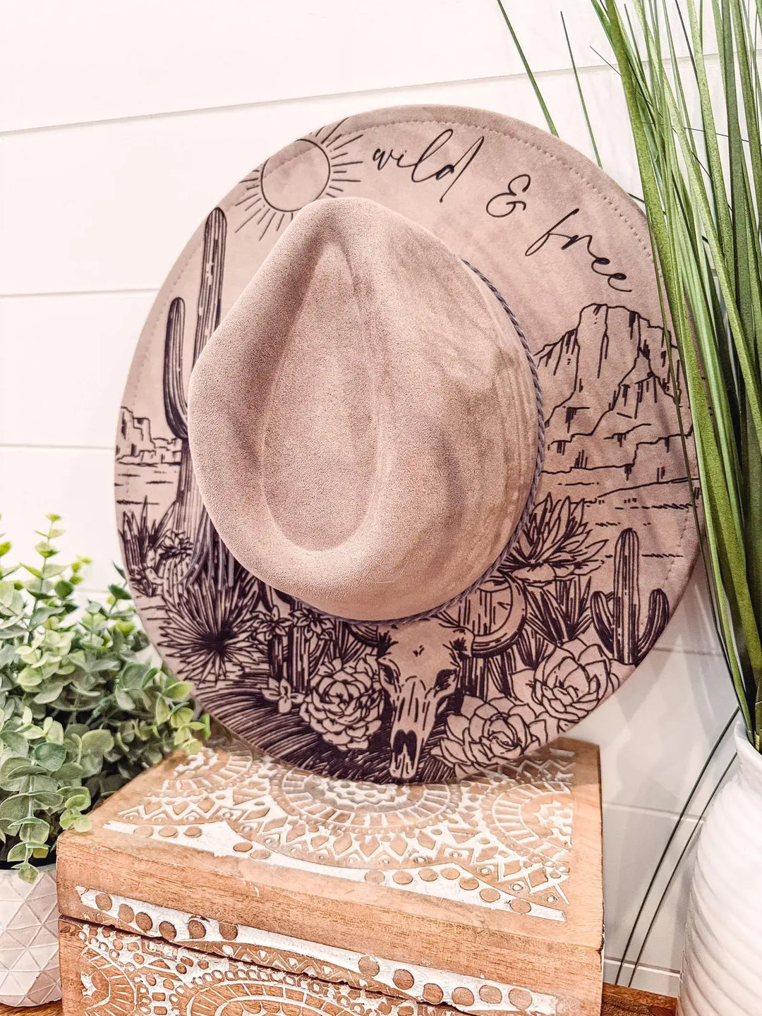 Engraved Desert Scene Hat : Mocha