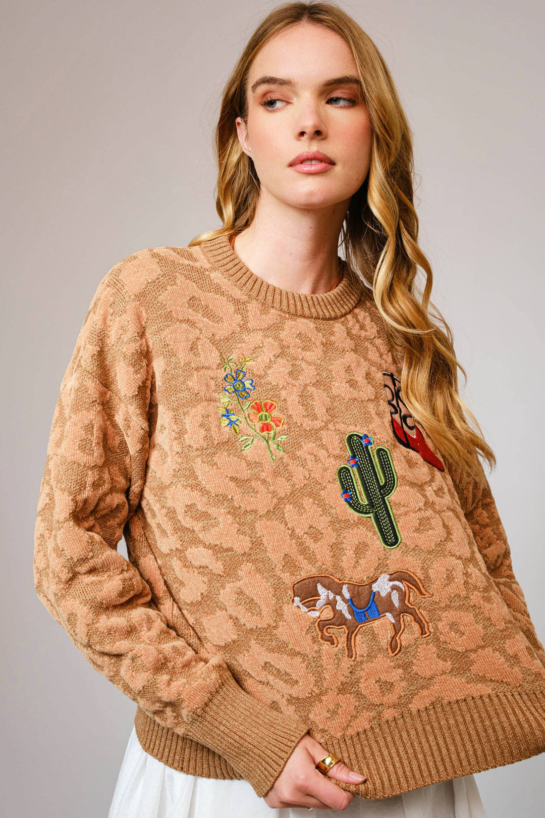 33116W Leopard Western Patch Crewneck Sweater: CAMEL / S-M-L