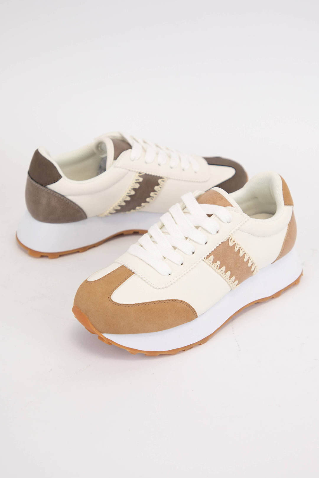 POETRY STITCHED EDGE DESIGN LIGHTWEIGHT SNEAKERS: BLACK / 8.5