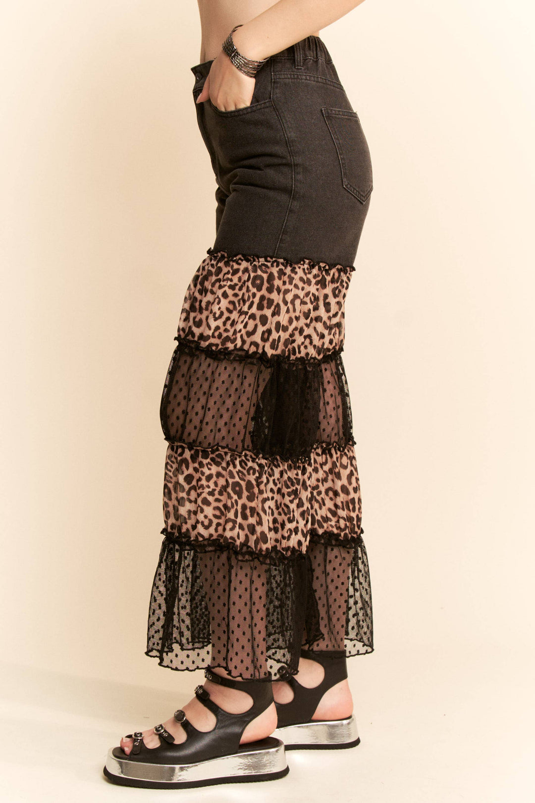 LEOPARD PRINT AND DOTTED RUFFLE DENIM PANTS: Black Denim / M