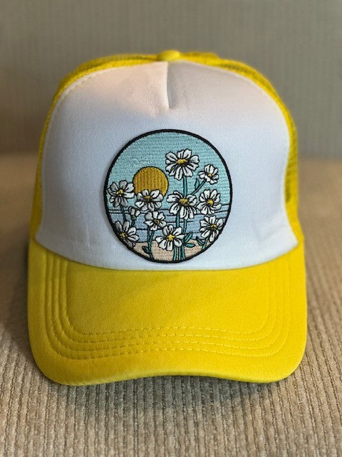 FIELD OF DAISIES TRUCKER HAT