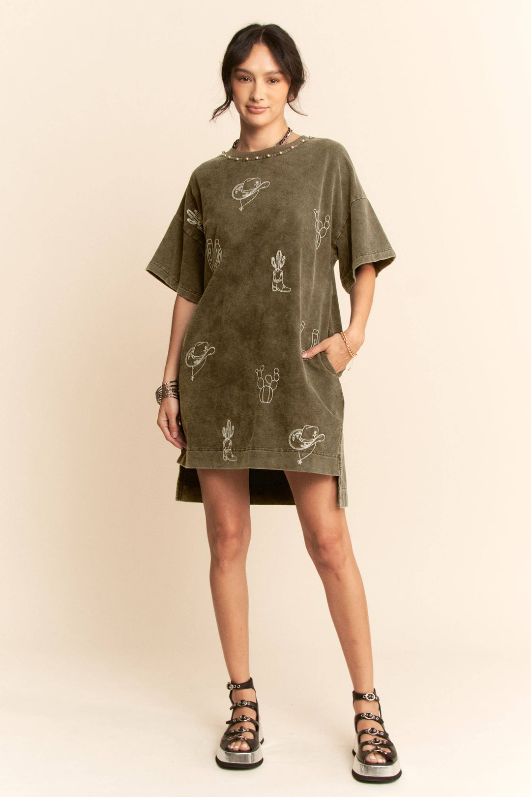 MINERAL EMBROIDERED SHORT SLEEVE TERRY DRESS: WASHED BLACK / L