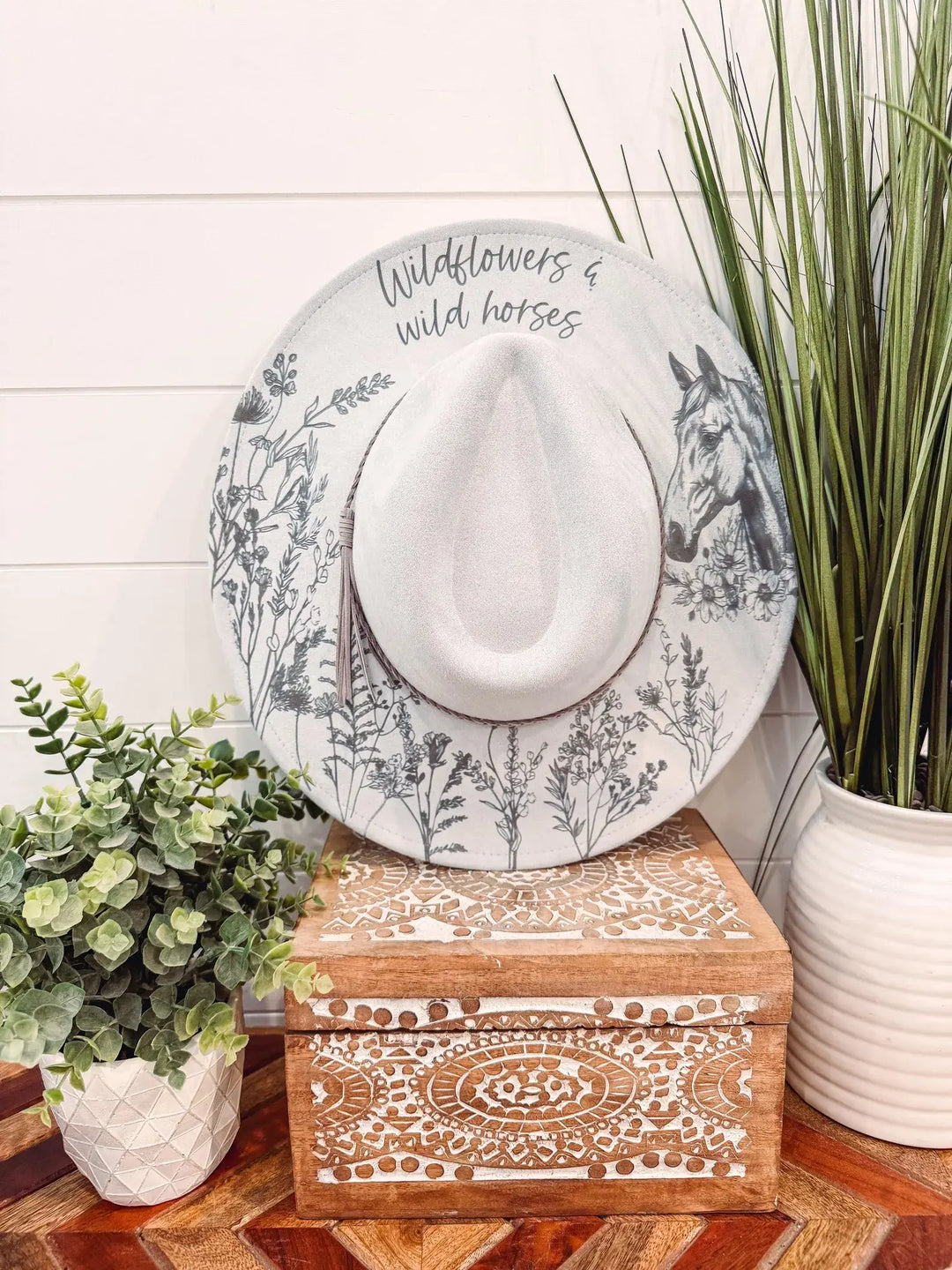 Engraved Wildflowers & Wild Horses Hat: Ivory