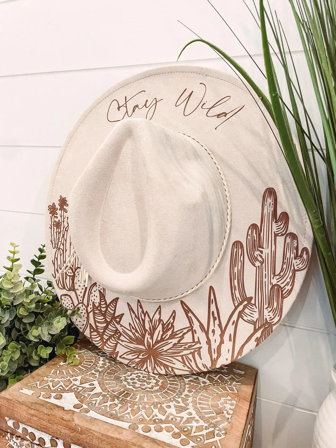 Engraved Desert Scene Hat: Ivory